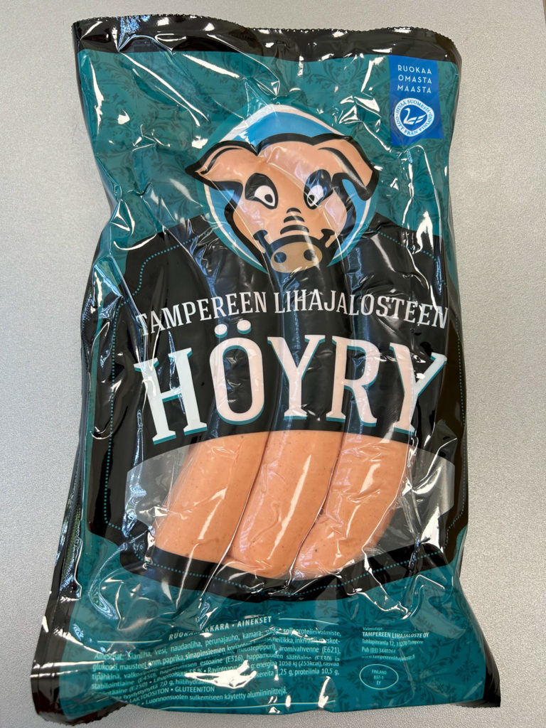 Hörymakkaran valmistus. Kuvassa valmis paketti Tampereen Lihajalosteen höyrymakkaraa.